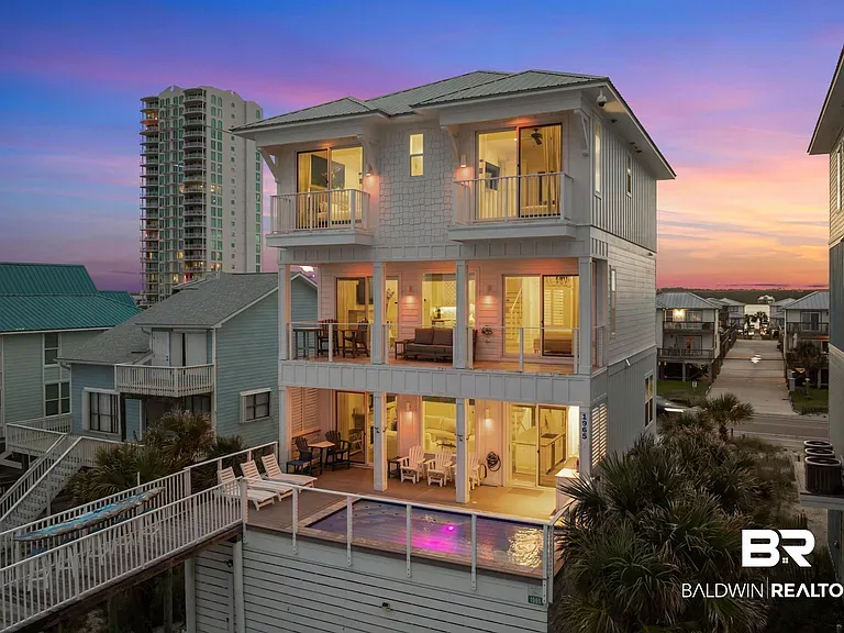 2067 W Beach Blvd photo 2
