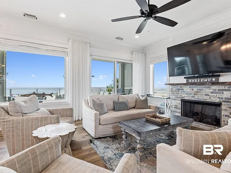 2067 W Beach Blvd photo 3
